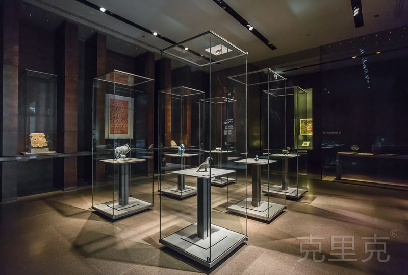在定制展柜時，可以根據(jù)空間選擇定制不同的展柜樣式。