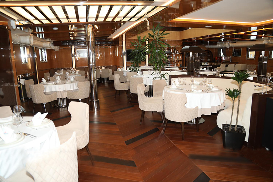 館內有一家餐廳，游客可以品嘗民族美食和海鮮