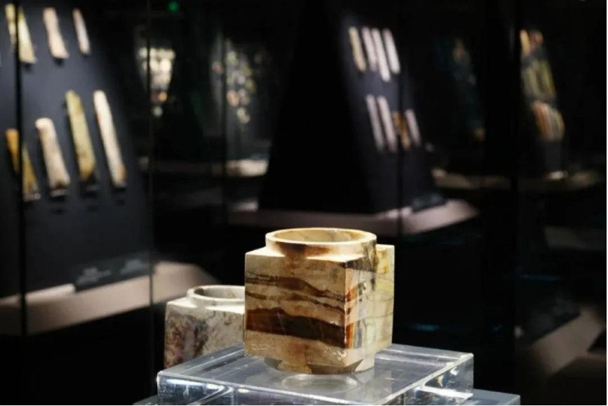 看到這張照片，你是不是以為玉琮在“裸展”？沒錯，確實像。但它真的沒有裸展