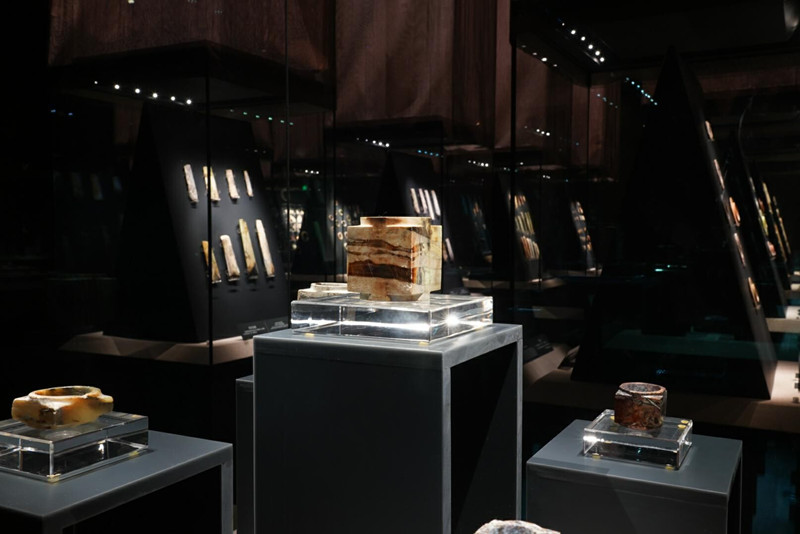 玉石展柜區(qū)，因為低反玻璃的加持，更顯通透