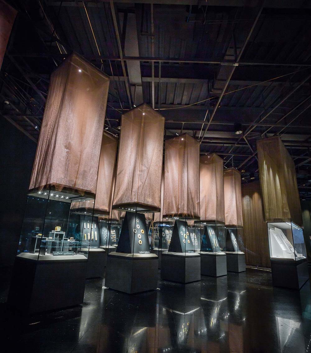 金沙博物館紗網(wǎng)垂降展柜，營造莊嚴、神圣氛圍